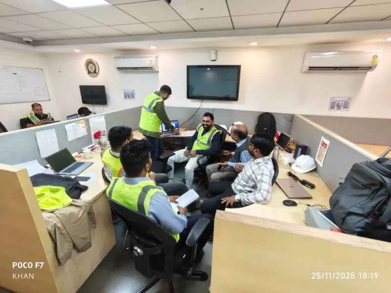 Spaceio+ team HSE safety discussion on project site